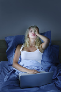 Donna a letto con computer una delle cause dell'insonnia