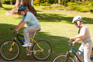 Uomo e donna in bici come rimedio alle cause dell'insonnia