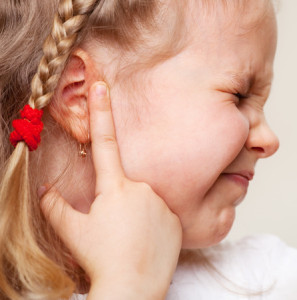 Bambina con dolori all'orecchio causati dall'otite