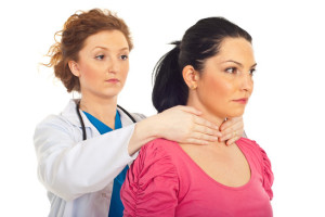 Dottoressa effettua una palpazione della tiroide ad una paziente